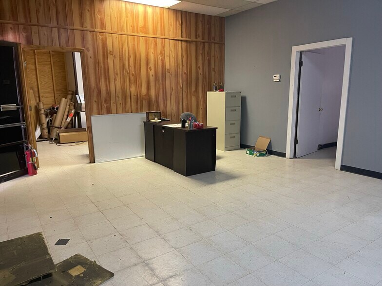 More Photos Of 134 Elm St, Anniston Freestanding For Lease