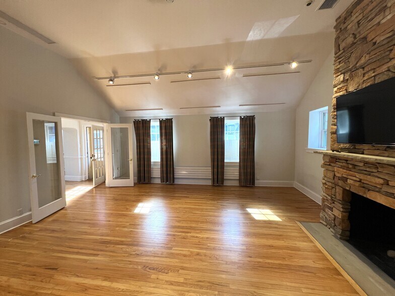 More Photos Of 98 Darby Rd, Paoli Office Residential For Lease