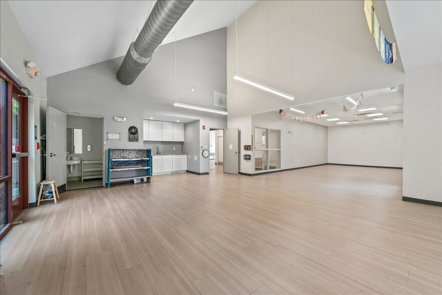 More Photos Of 1430 Poplar Ave, Memphis Office For Sale