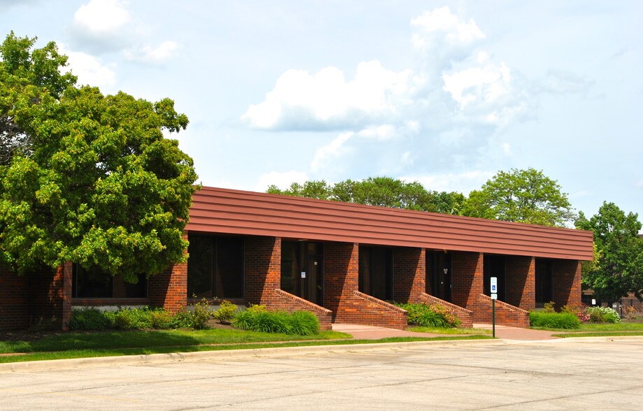 More Photos Of 411 Business Center Dr, Mount Prospect Office For Lease