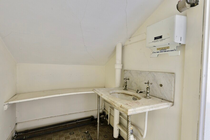 More Photos Of 72 Main St, Delhi Office Residential For Sale