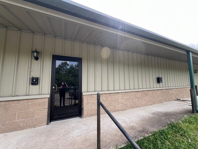 More Photos Of 918 W Choctaw St, Tahlequah Self Storage For Lease