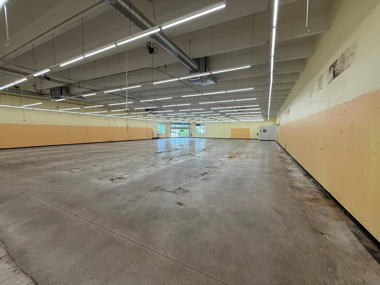 More Photos Of 1255 NW 103rd St, Miami Freestanding For Lease