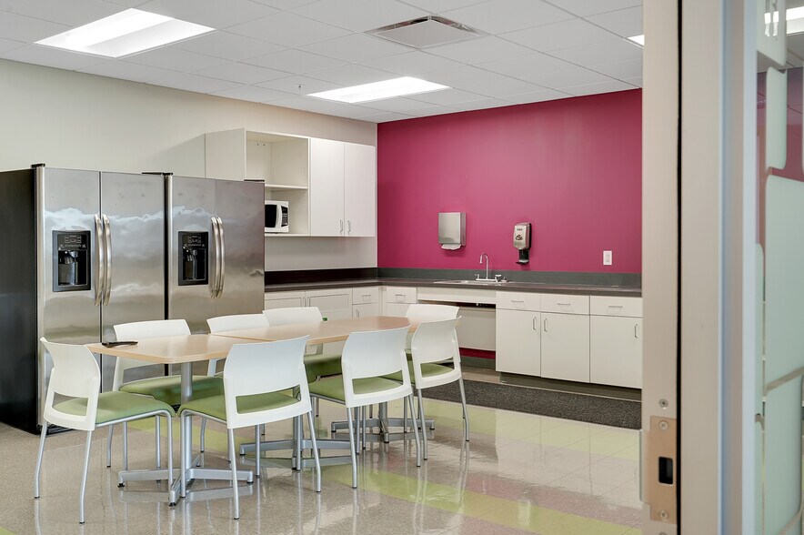 More Photos Of 515 W Market St, Louisville Office For Lease