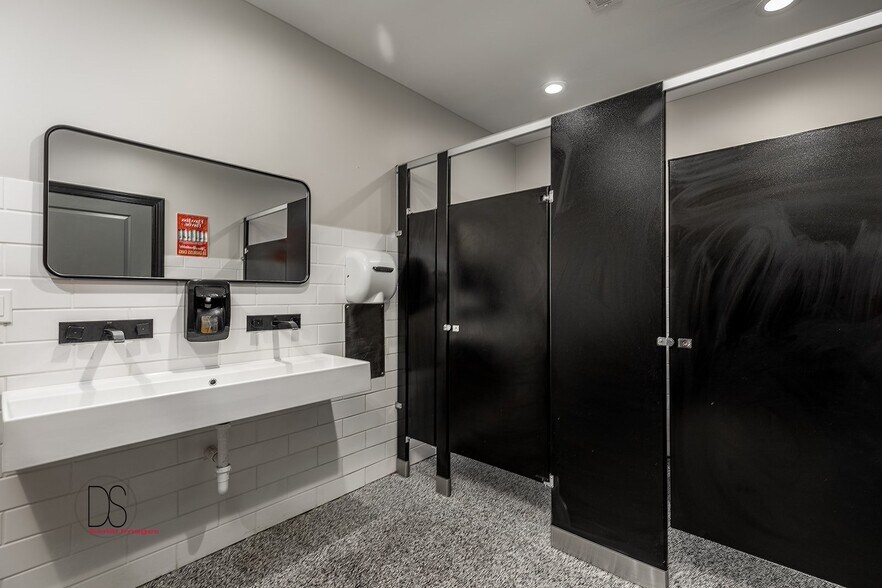 More Photos Of 110 E Hickory St, Streator Bar For Sale