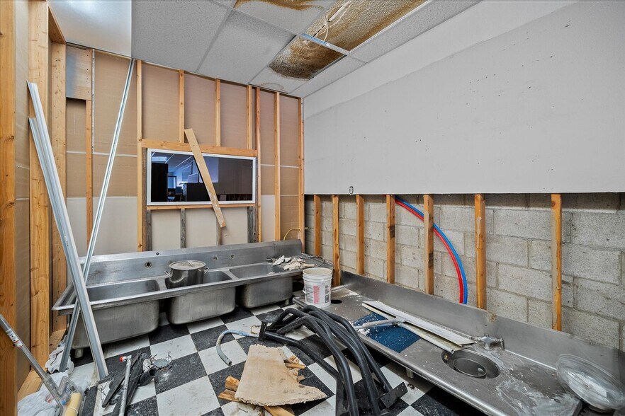 More Photos Of 120-124 E Crawford St, Deer Park Freestanding For Sale