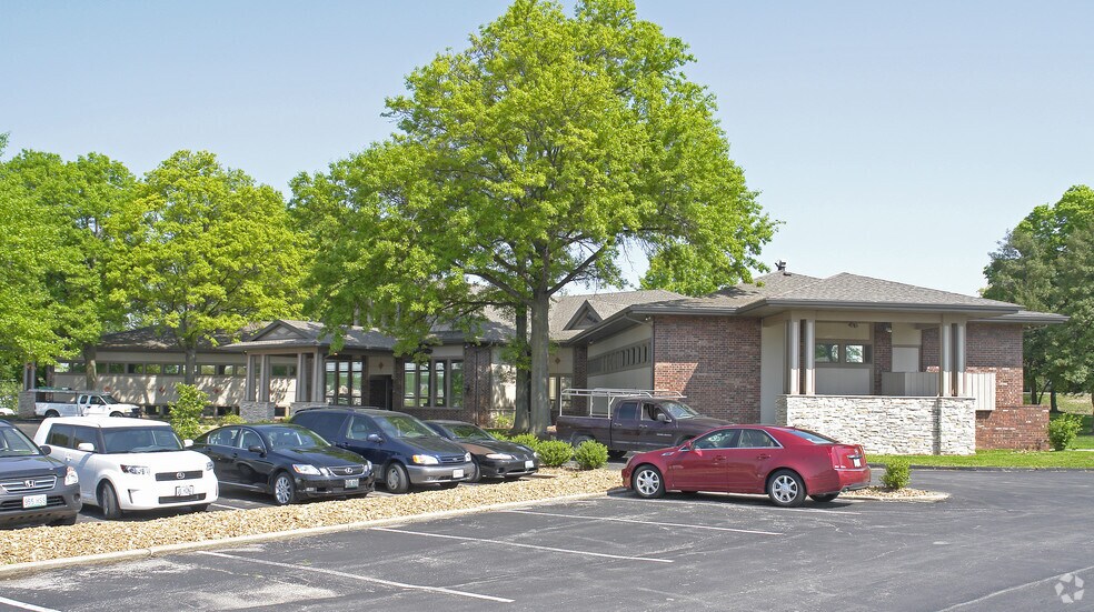 More Photos Of 2850 W Clay St, Saint Charles Office For Sale