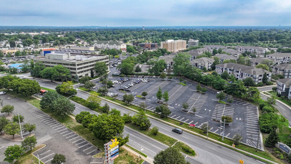 More Photos Of 900 Merchants Concourse, Westbury Office For Lease