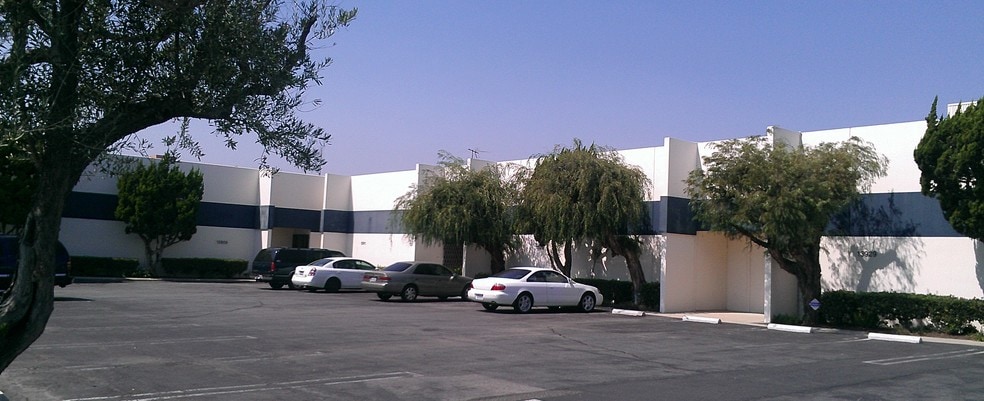 More Photos Of 13909-13929 Struikman Rd, Cerritos Warehouse For Lease