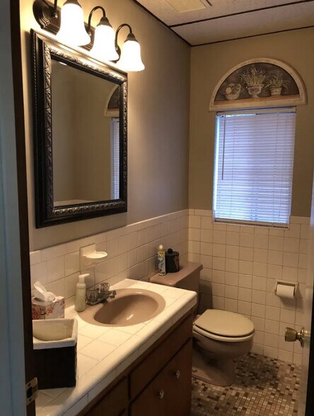 More Photos Of 8465-8467 Airport Rd, Bath Light Distribution For Sale