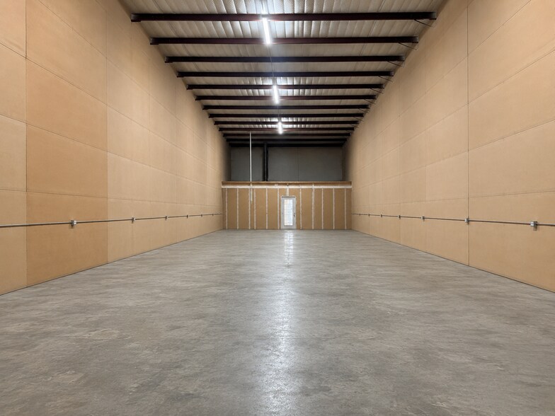 More Photos Of 6032 Fieldstone Ave, Baton Rouge Warehouse For Lease