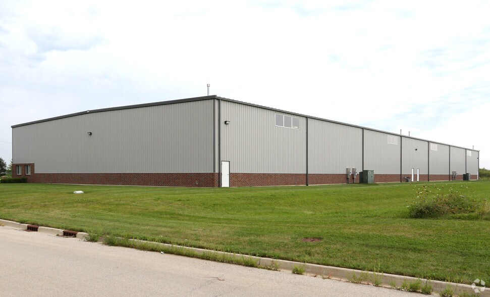 More Photos Of 405 Comanche Cir, Harvard Warehouse For Lease