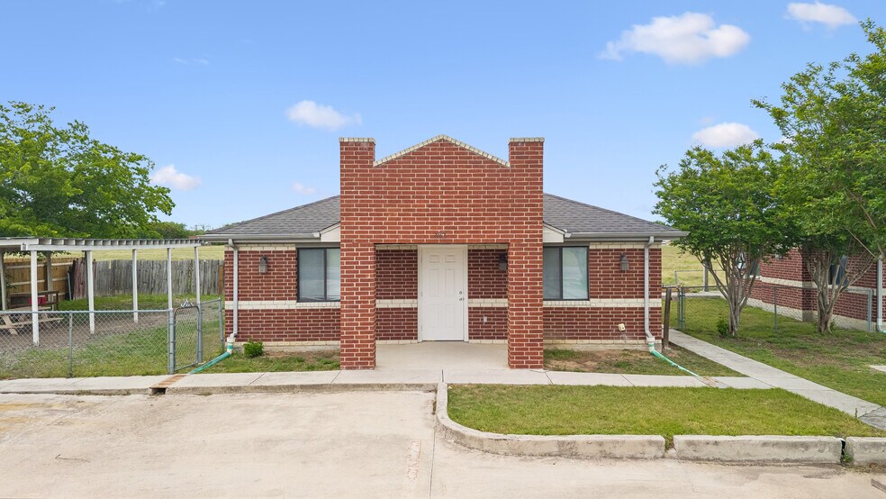 More Photos Of 1020 Guadalupe St, Lockhart Office For Sale