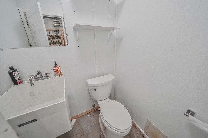 More Photos Of 93 N Clinton Ave, Bay Shore Warehouse For Sale