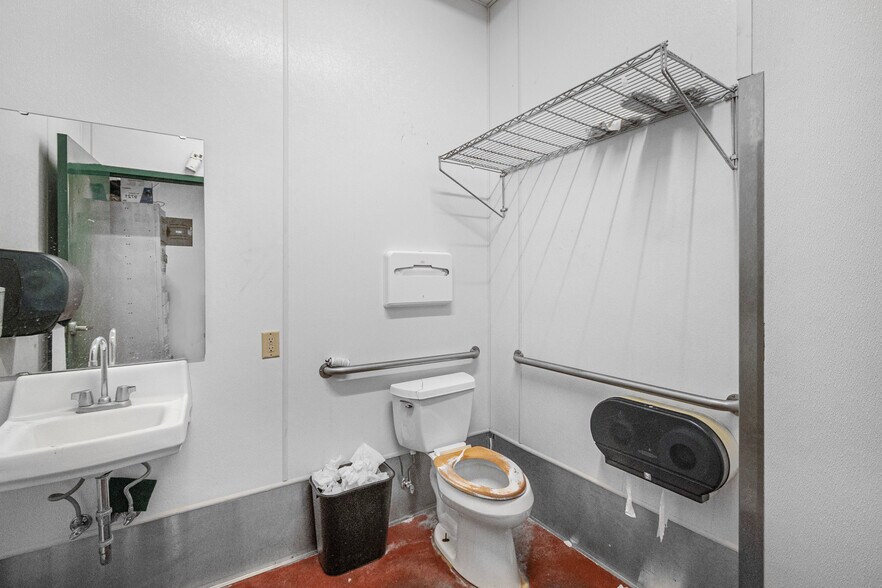 More Photos Of 2807 W 10th Ave, Kennewick General Retail For Sale