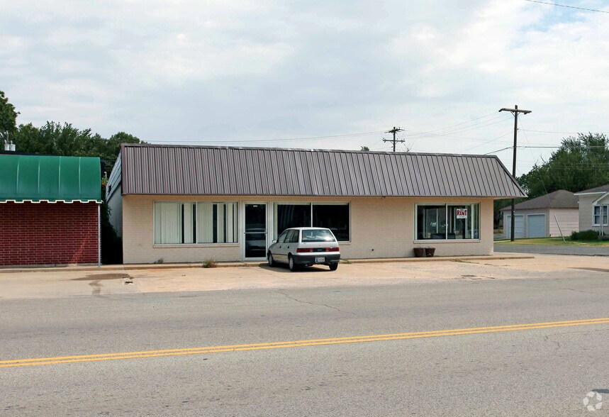 More Photos Of 201 W Main St, Tuttle Storefront For Lease