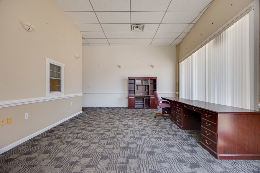More Photos Of 30 E Main St, Luray Office For Sale