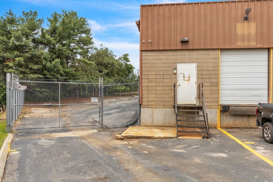 More Photos Of 4 Progress Rd, Greenville Flex For Lease