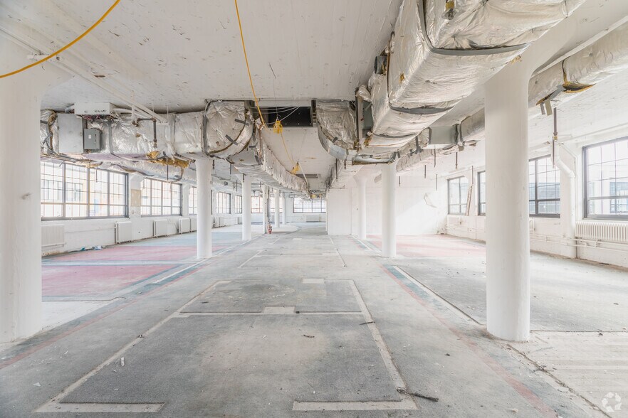More Photos Of 33-00 47th Ave, Long Island City Warehouse For Lease