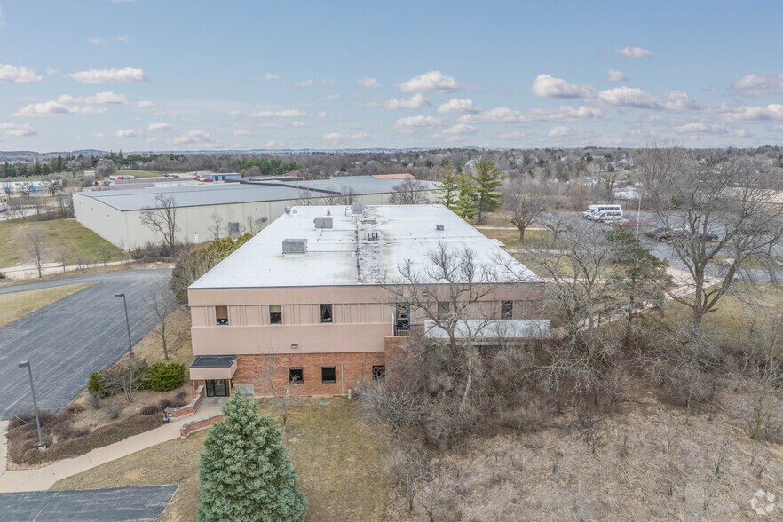 More Photos Of 1661 Summit Dr, Fort Atkinson Flex For Sale