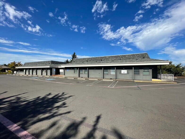 Primary Photo Of 1320-1326 Meridian Dr, Woodburn Office For Lease