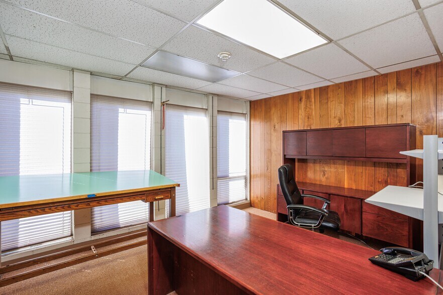 More Photos Of 835 SE 17th Ave, Portland Office For Sale