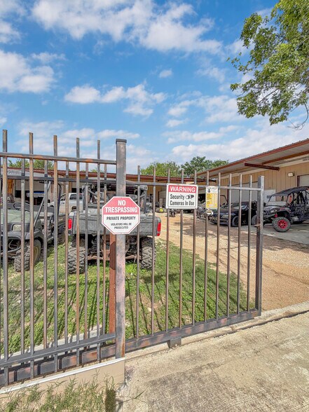 More Photos Of 5690 Easterling, San Antonio Warehouse For Sale