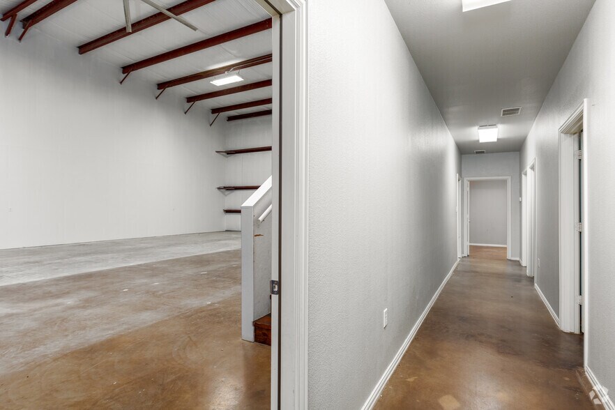 More Photos Of 207 King Rd, Frisco Warehouse For Lease