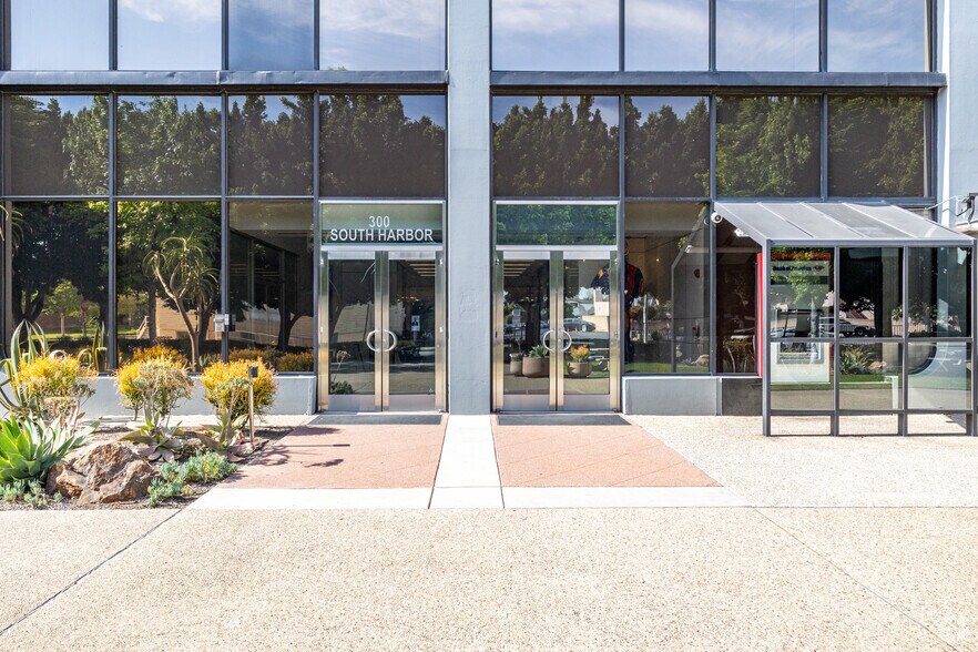 More Photos Of 300 S Harbor Blvd, Anaheim Office For Lease