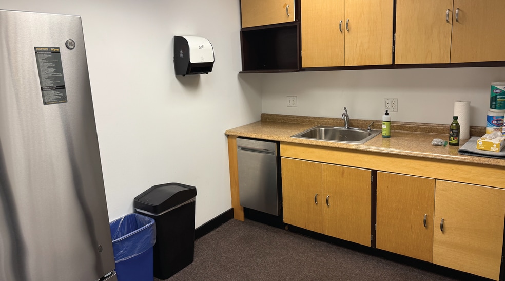 More Photos Of 30-56 Whitestone Expy, Flushing Office For Lease