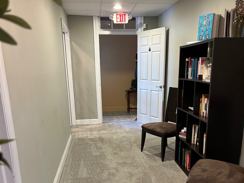 More Photos Of 111 Centerville Rd, Lancaster Office For Lease