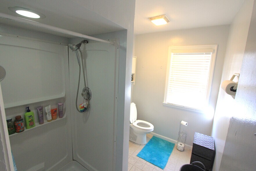 More Photos Of 1757 Main St, Green Bay Storefront Retail Office For Sale