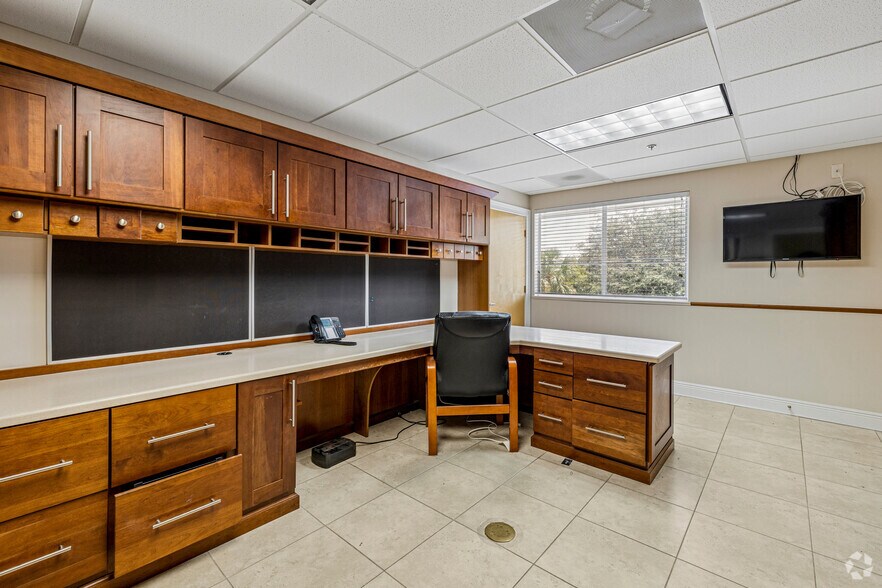 More Photos Of 740 NW Enterprise Dr, Port Saint Lucie Manufacturing For Lease