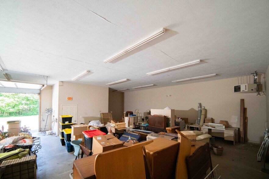 More Photos Of 3375 Blackmore Rd, Perry Light Manufacturing For Sale