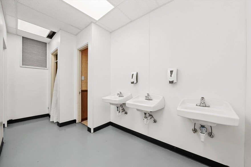 More Photos Of 526 N Western Ave, Chicago Manufacturing For Sale