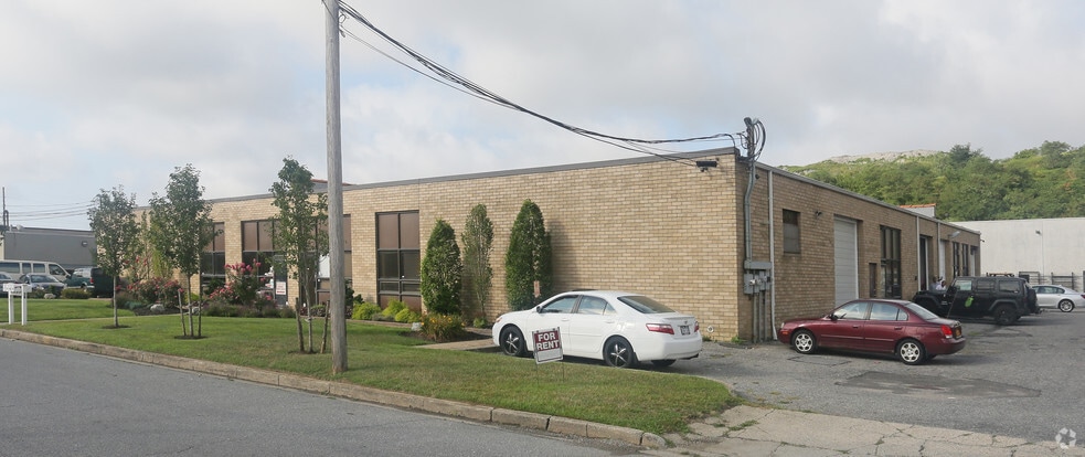 Primary Photo Of 38 Kean St, West Babylon Distribution For Lease