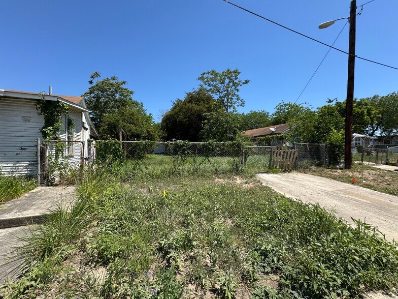 More Photos Of 910-920 Clark Ave, San Antonio Specialty For Sale