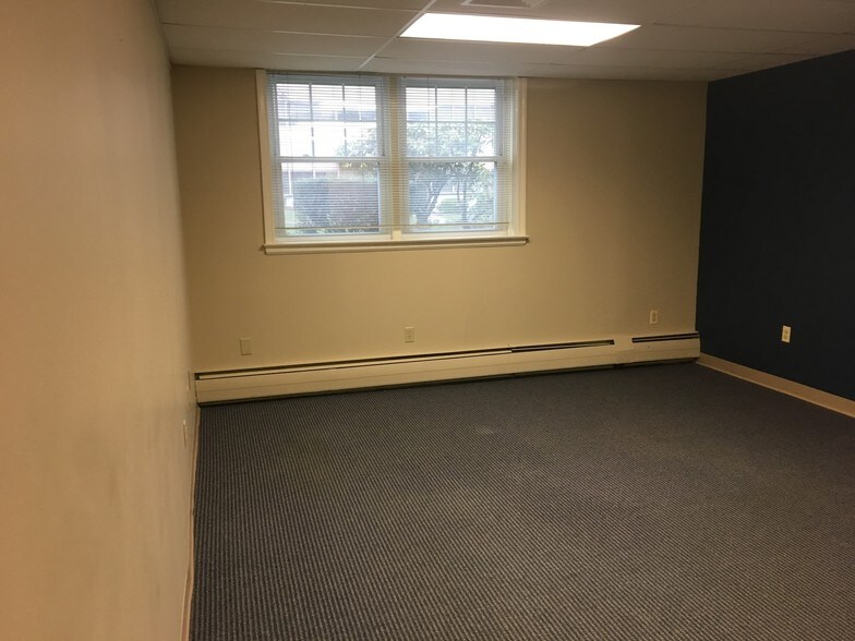 More Photos Of 433 Silas Deane Hwy, Wethersfield Office For Lease