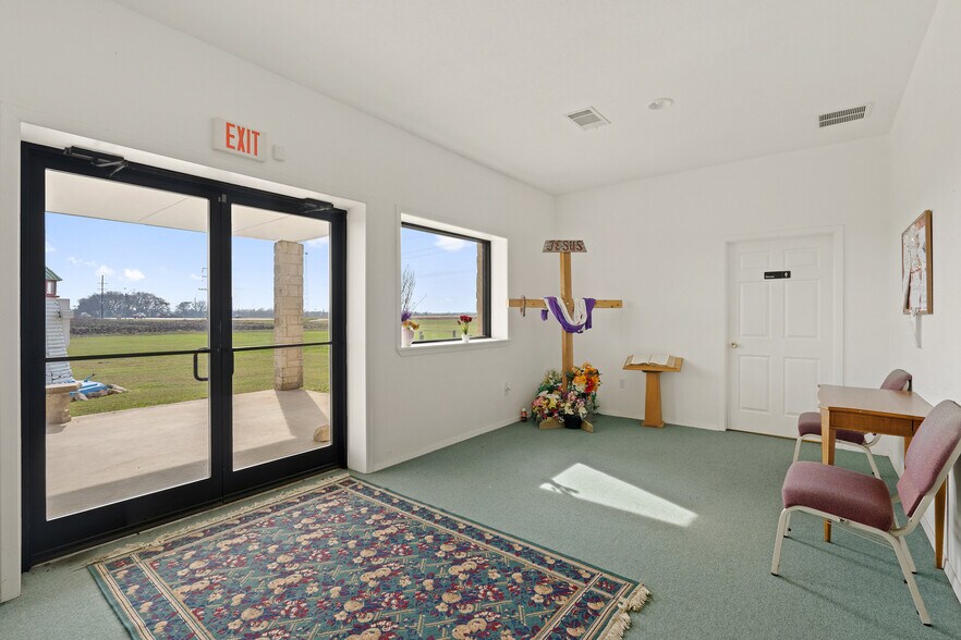 More Photos Of 2225 S State Highway 95, Taylor Freestanding For Lease