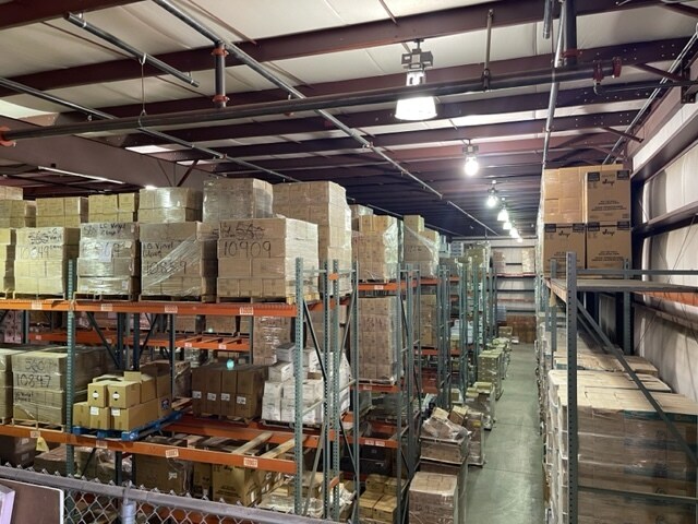 More Photos Of 885 Airpark Dr, Bullhead City Warehouse For Lease