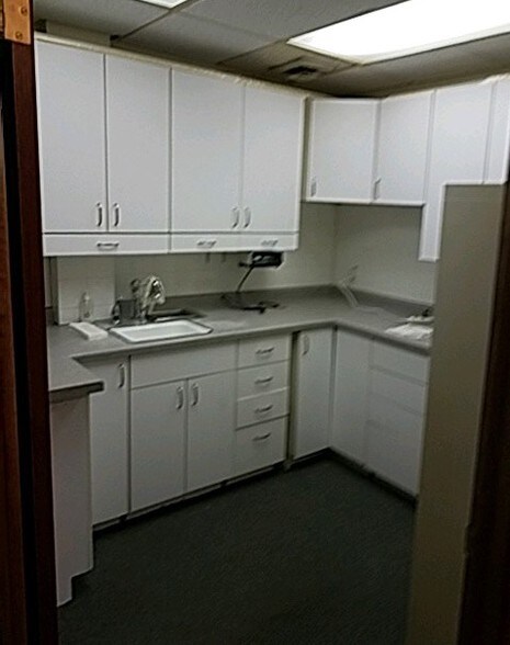 More Photos Of 4220 S 27th St, Milwaukee Medical For Lease
