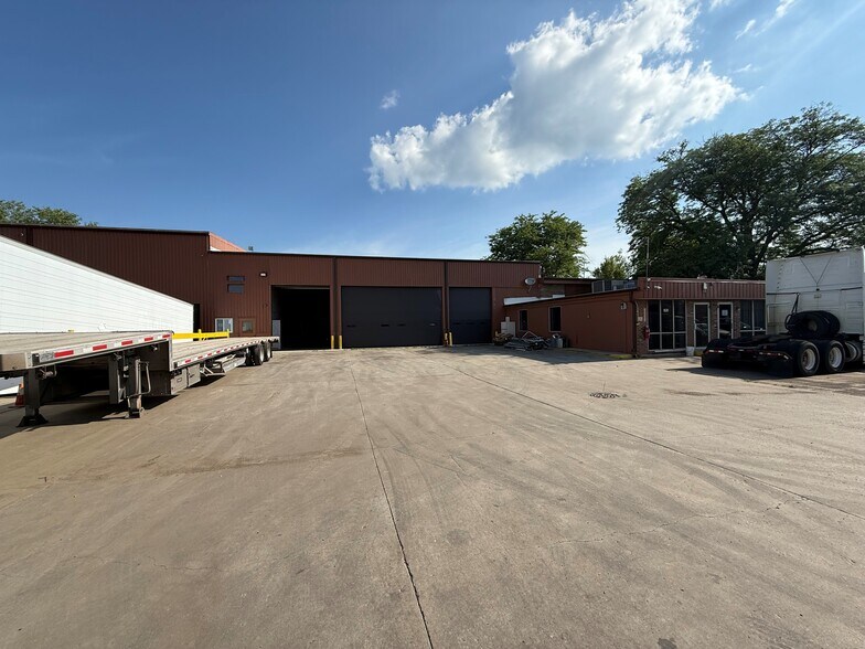 More Photos Of 2230 Ernie Krueger Cir, Waukegan Truck Terminal For Lease