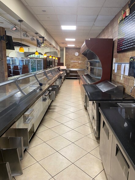 More Photos Of 1161-1165 Old Country Rd, Plainview Unknown For Lease