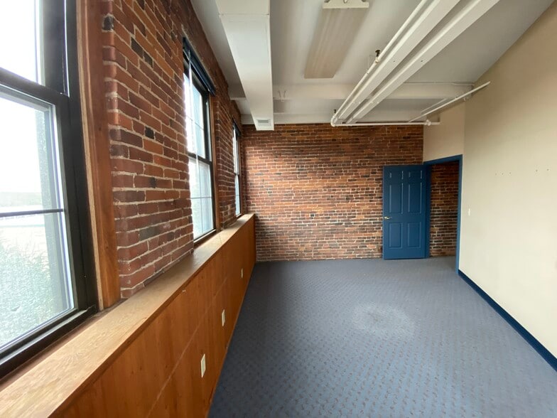 More Photos Of 31 S Main St, Concord General Retail For Sale