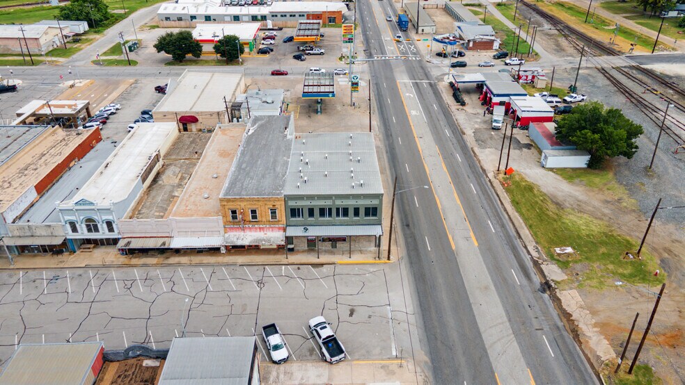 More Photos Of 102 W 4th St, Hearne Storefront For Sale