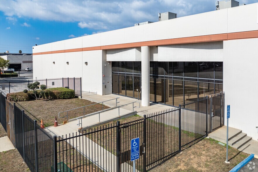 More Photos Of 1401 W Walnut St, Compton Warehouse For Lease