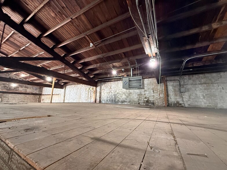 More Photos Of 64 E Washington Ave, Pleasantville Warehouse For Lease