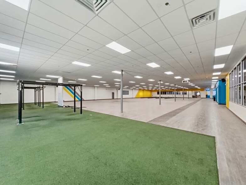 More Photos Of 145 Paragon Ln, El Paso General Retail For Sale