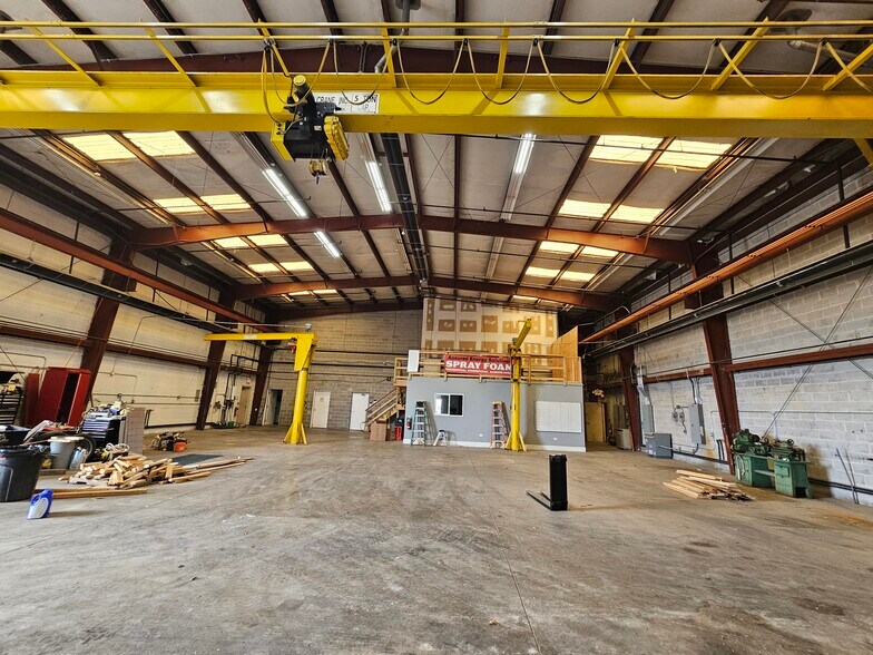 More Photos Of 22530 S Center Rd, Frankfort Warehouse For Lease