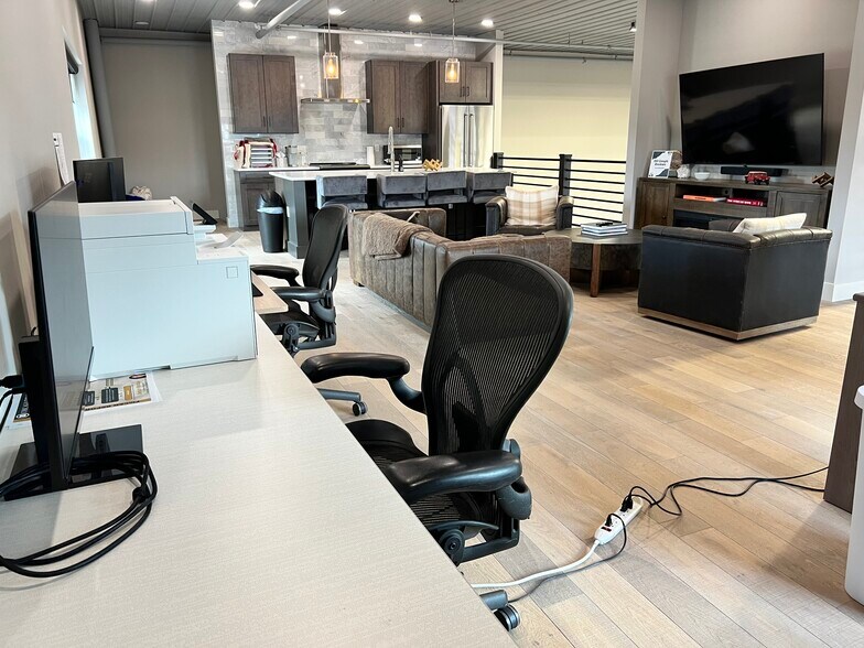 More Photos Of 17745 Motor District Cir, Westfield Showroom For Sale